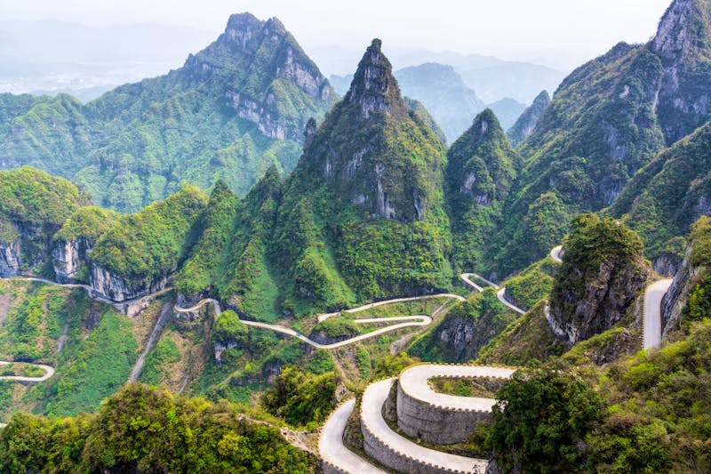 Tianmenshan-Nationalpark -  kurvenreiche Straße auf den Tianmen-Berg - ©Dawid - stock.adobe.com