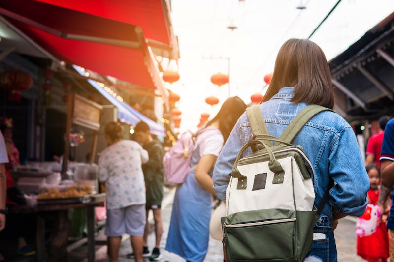 Reisende auf einem asiatischen Markt - ©Love You Stock - stock.adobe.com