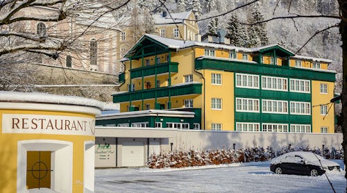 Landhotel Post Ebensee, Aussenansicht Winter – © Landhotel Post Ebensee