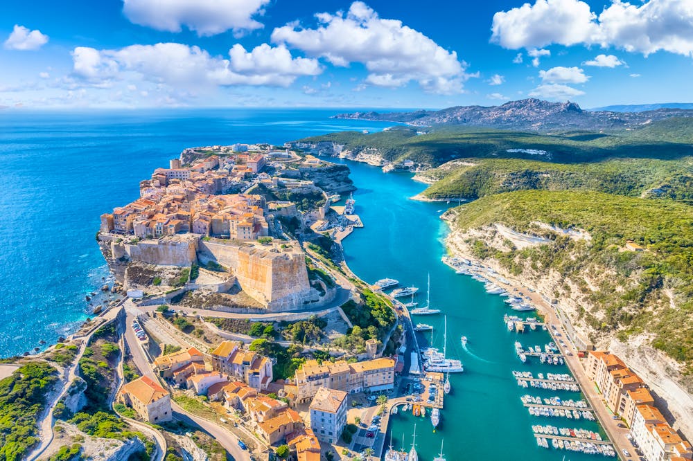 Luftaufnahme der Stadt Bonifacio auf der Insel Korsika Frankreich &ndash; &copy; Balate Dorin - stock.adobe.com
