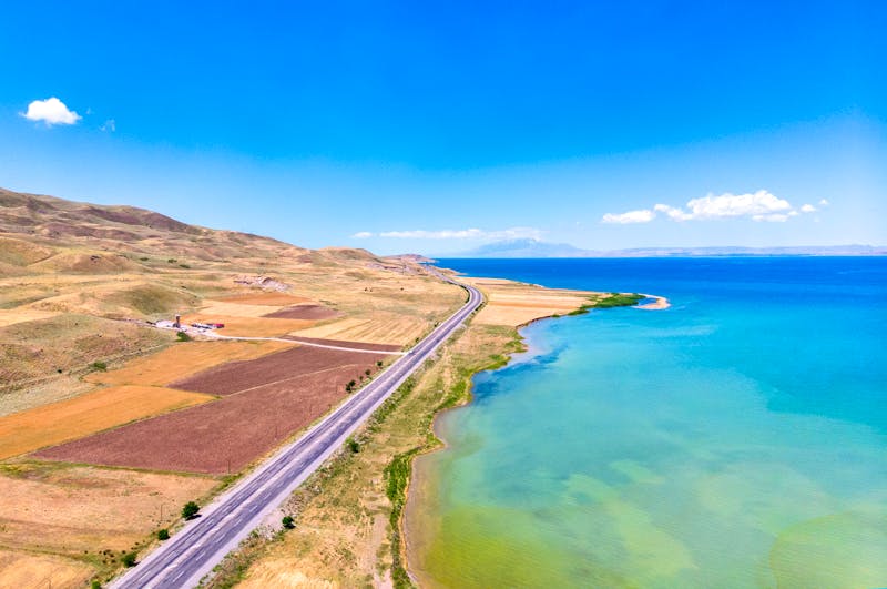 Straße entlang des Vansees – größter See der Türkei - ©Naeblys - stock.adobe.com