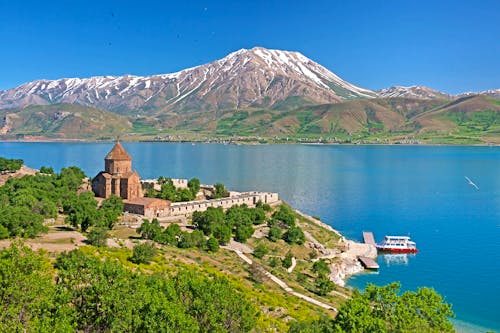 Insel Akdamar im Vansee - Türkei &ndash; &copy; Koraysa - stock.adobe.com