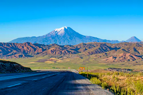 Straße zwischen Van und Dogubeyazit am Berg Ararat &ndash; &copy; Naeblys - stock.adobe.com