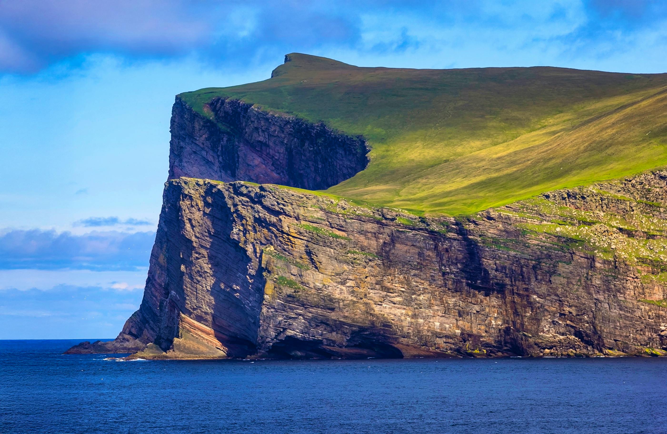 Steilklippe der Shetland-Insel Foula - &copy;CeHa - stock.adobe.com