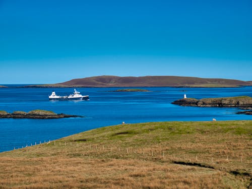 Schiff bei Lerwick - Shetland-Inseln &ndash; &copy; Alan - stock.adobe.com