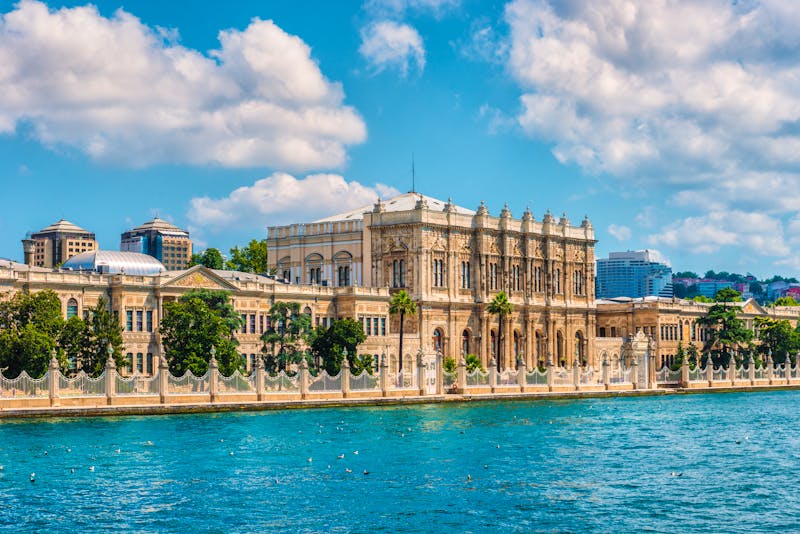 Dolmabahçe-Palast am Bosporus in Istanbul  - ©Joshua Davenport - stock.adobe.com