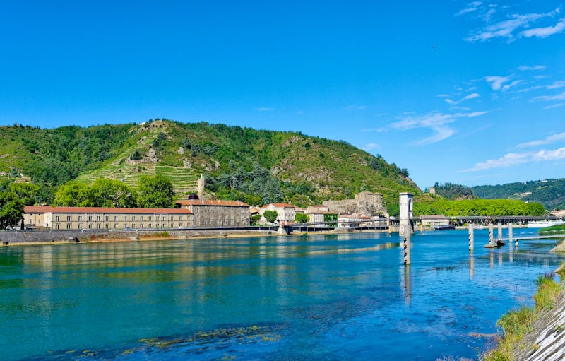 Tournon-sur-Rhône am Fluss Rhône - ©Bernard 63 - stock.adobe.com