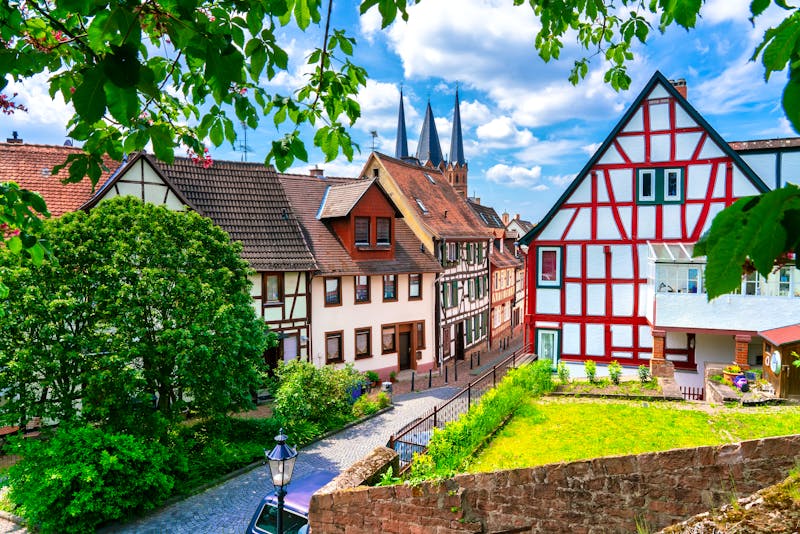 Altstadt-Gasse mit Fachwerkhäusern in Gelnhausen in Hessen - ©EKH-Pictures - stock.adobe.com