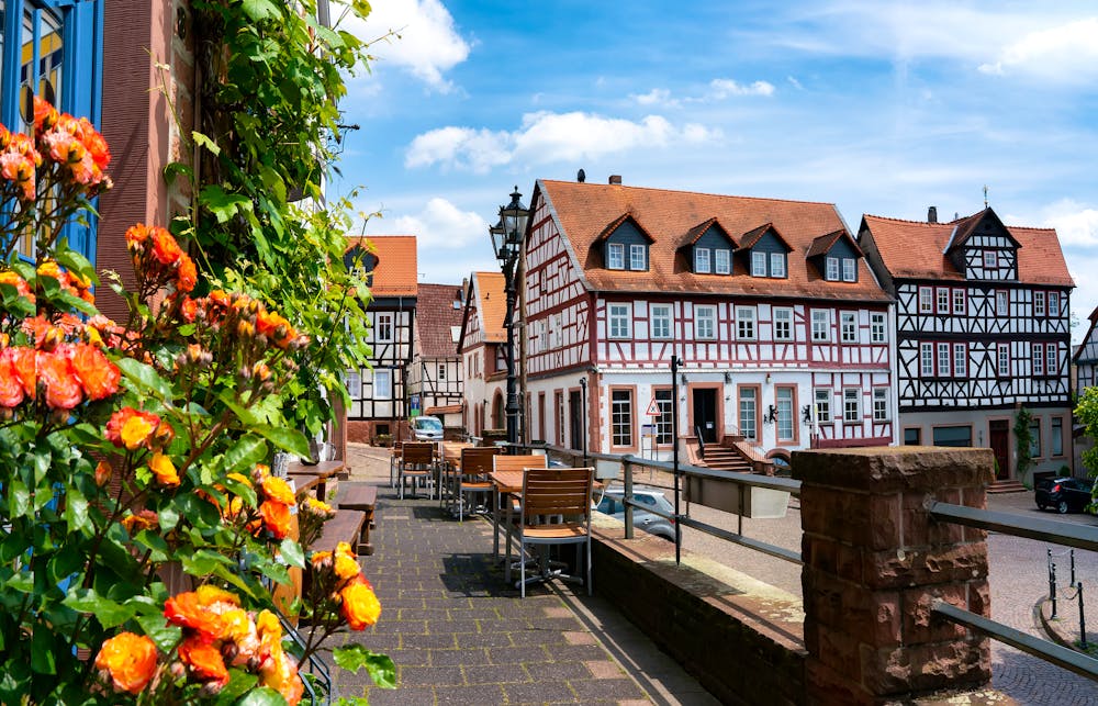 Obermarkt im Herzen von Gelnhausen mit historischen Fachwerkhäusern &ndash; &copy; EKH-Pictures - stock.adobe.com