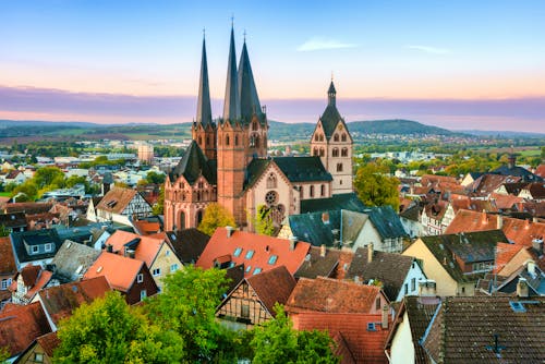 Gelnhausen in Hessen - Blick auf die Altstadt mit Marienkirche &ndash; &copy; Boris Stroujko - stock.adobe.com