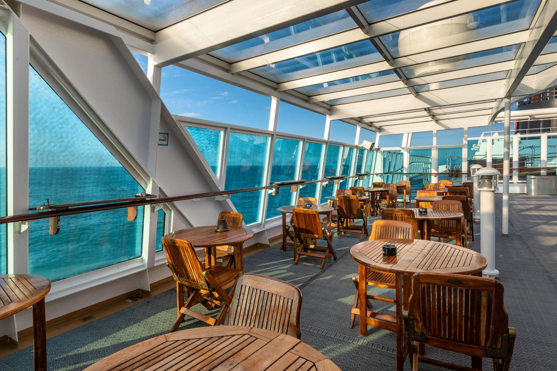 MS Midnatsol - Observation Deck&nbsp;&ndash;&nbsp;&copy;&nbsp;Hurtigruten / Oscar Farrera