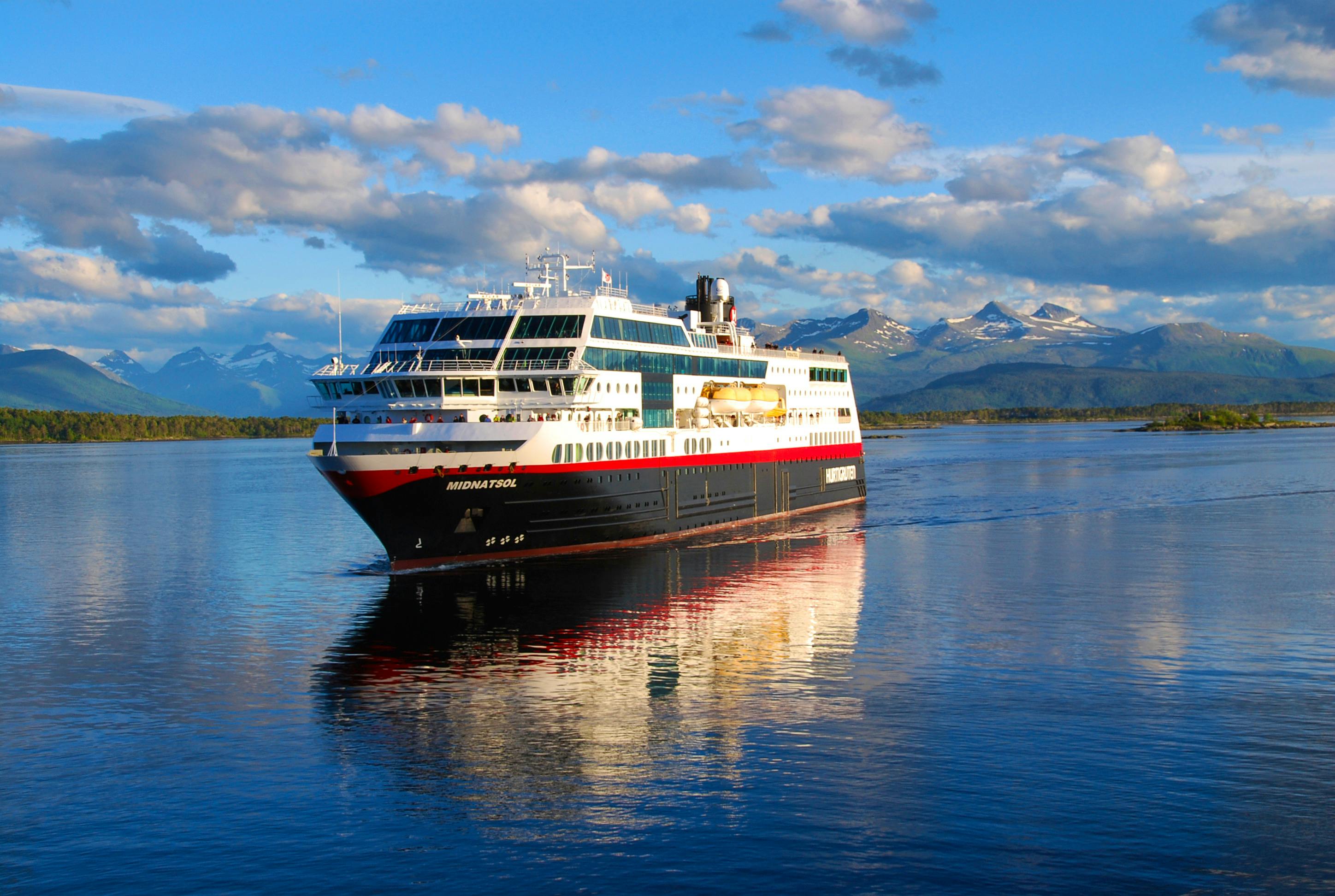 MS Midnatsol &nbsp;&ndash;&nbsp;&copy;&nbsp;Hurtigruten