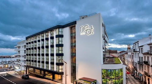 Hotel Front – © https://www.bensaudehotels.com/neathotelavenida/galeria
