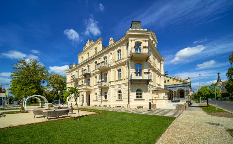 Tschechien - Franzensbad - Spa Hotel Esplanade - Eingang mit Blick auf die Kollarova Straße – ©Spa Hotel Esplanade Franzensbad