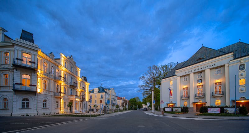 Tschechien - Franzensbad - Spa Hotel Esplanade - Beleuchtete Aussenansicht  mit Blick auf das Stadttheater – ©Spa Hotel Esplanade Franzensbad