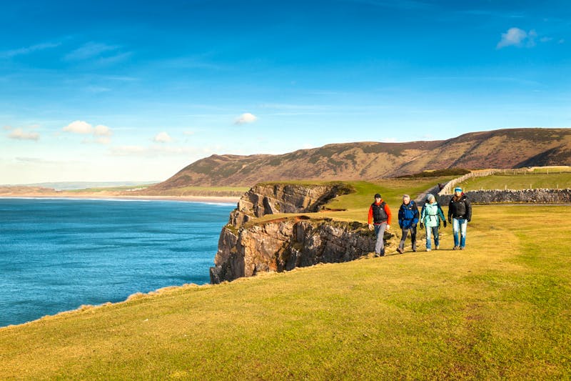Wanderer an der Rhossili Bay auf der Halbinsel Gower - ©Crown copyright (2012) Visit Wales