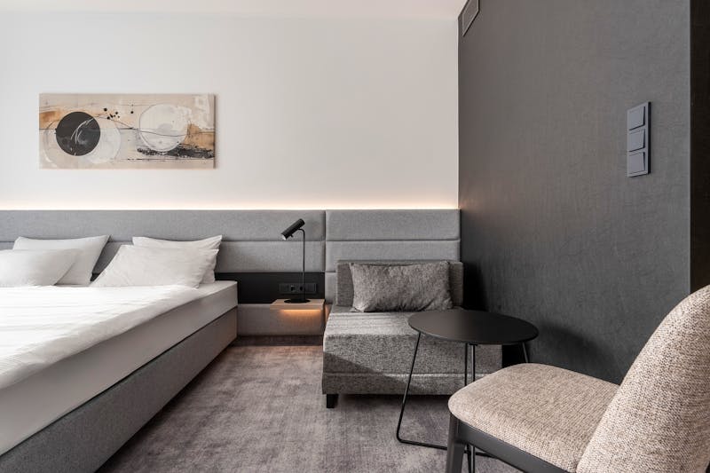 Zimmerbeispiel Doppelzimmer Standard im Hotel Shellter Resort & Spa – ©IdeaSpa