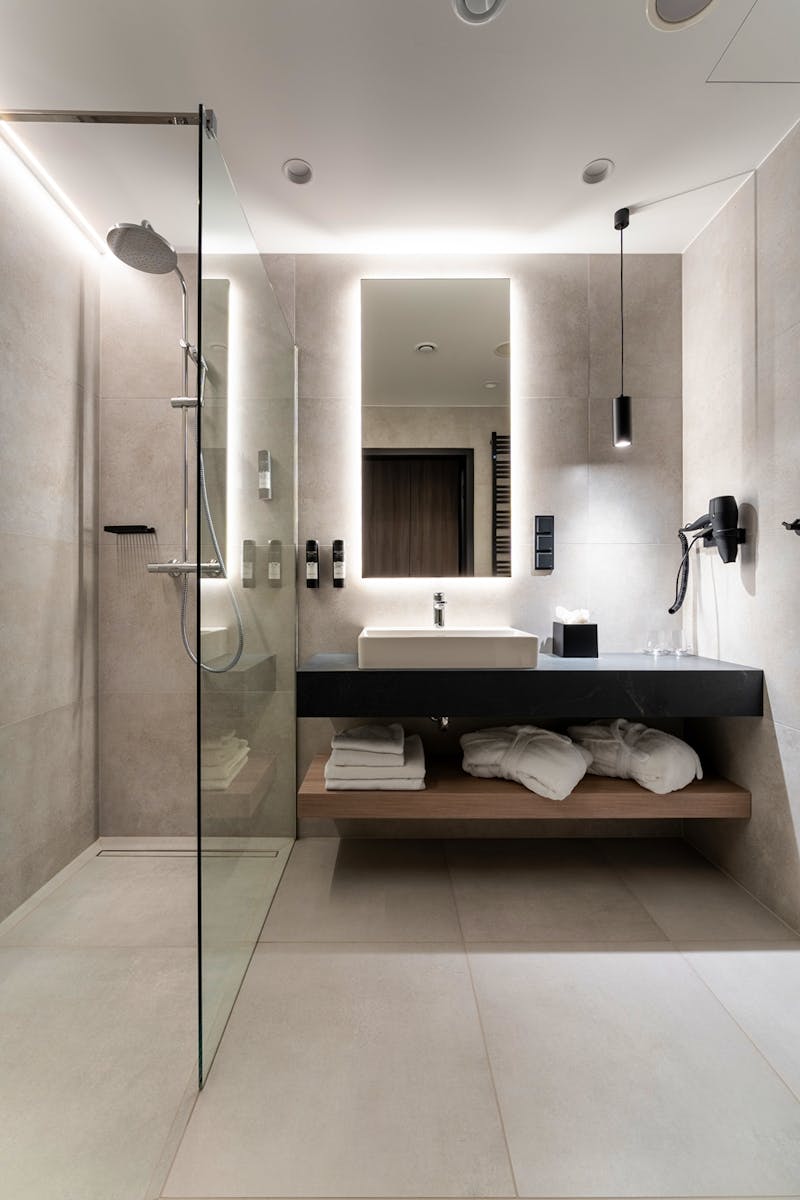 Zimmerbeispiel Doppelzimmer Standard im Hotel Shellter Resort & Spa – ©IdeaSpa