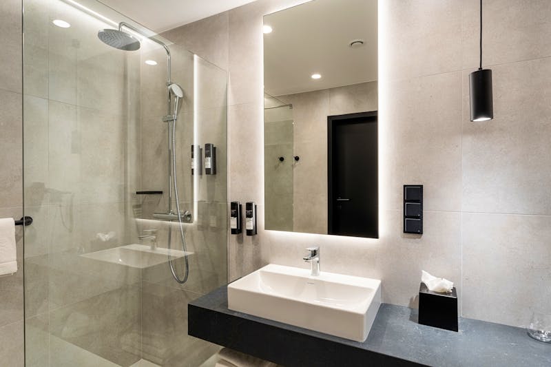 Zimmerbeispiel Doppelzimmer Standard im Hotel Shellter Resort & Spa – ©IdeaSpa