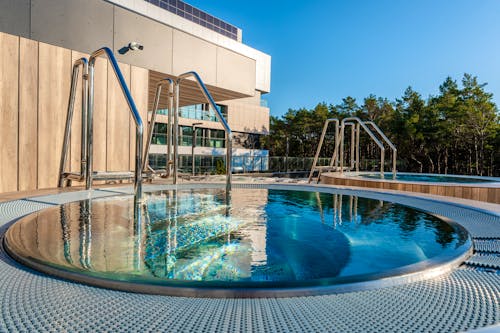 Außen-Whirlpool im Hotel Shellter Resort & Spa &ndash; &copy; IdeaSpa
