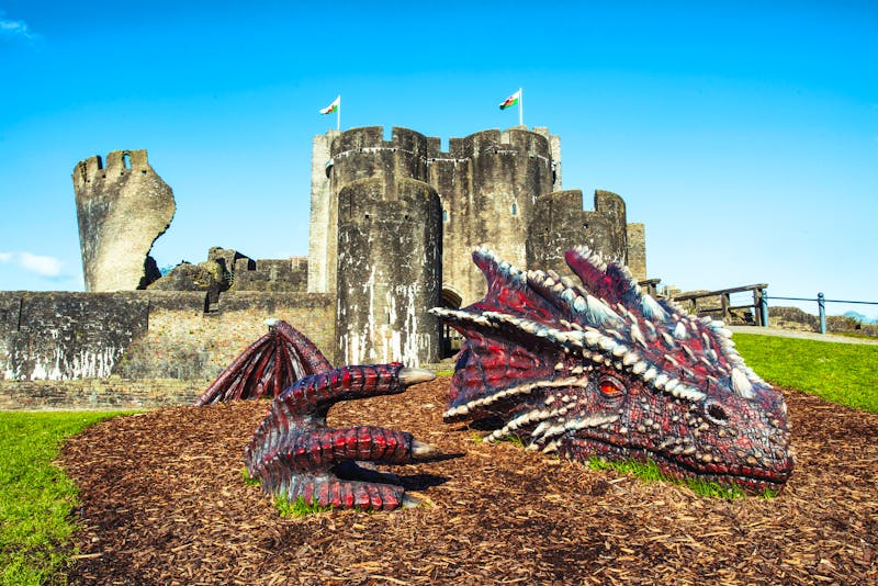 Caerphilly Castle und der walisische Drache - ©Crown copyright - Visit Wales