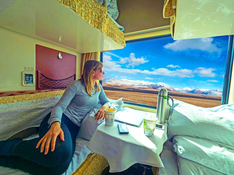 Zugfahrt in der Tibet-Bahn - ©helivideo - stock.adobe.com