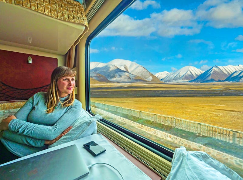 Zugfahrt in der Tibet-Bahn - ©helivideo - stock.adobe.com