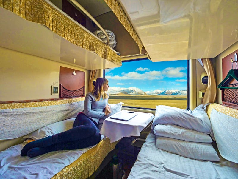 Zugfahrt in der Tibet-Bahn - Zugabteil - ©helivideo - stock.adobe.com
