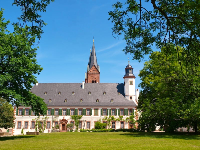 Kloster-Seligenstadt-Blick-auf-das-Praelaturgebaeude  - ©Stephan-Peters