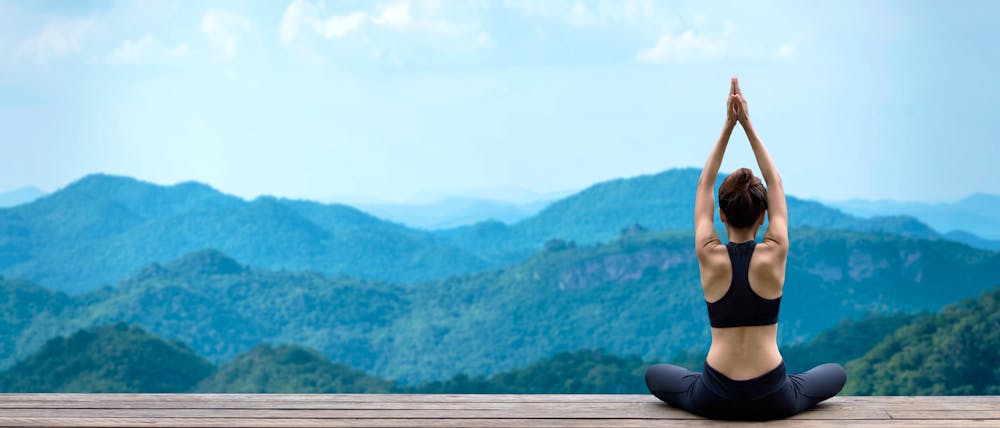 Yoga in den Bergen &ndash; &copy; freebird7977 - stock.adobe.com