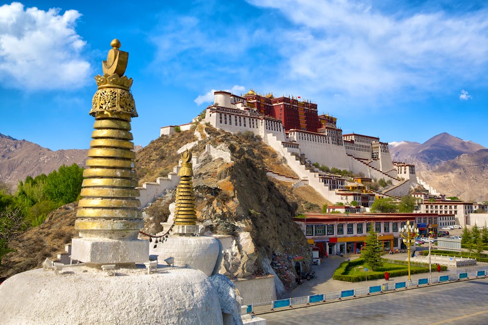 Potala Palast in Lhasa - Tibet &ndash; &copy; Oleksandr Dibrova - stock.adobe.com