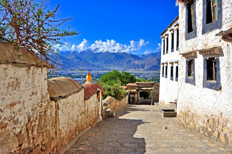 Gasse in Lhasa - Tibet - ©thauwald-pictures - stock.adobe.com