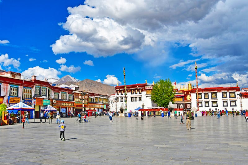 Belebter Platz vorm Jokhang Tempel in Lhasa - ©irinabal18 - stock.adobe.com