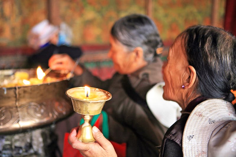 Betende im Jokhang Tempel in Lhasa - ©Grigory Kubatyan - stock.adobe.com