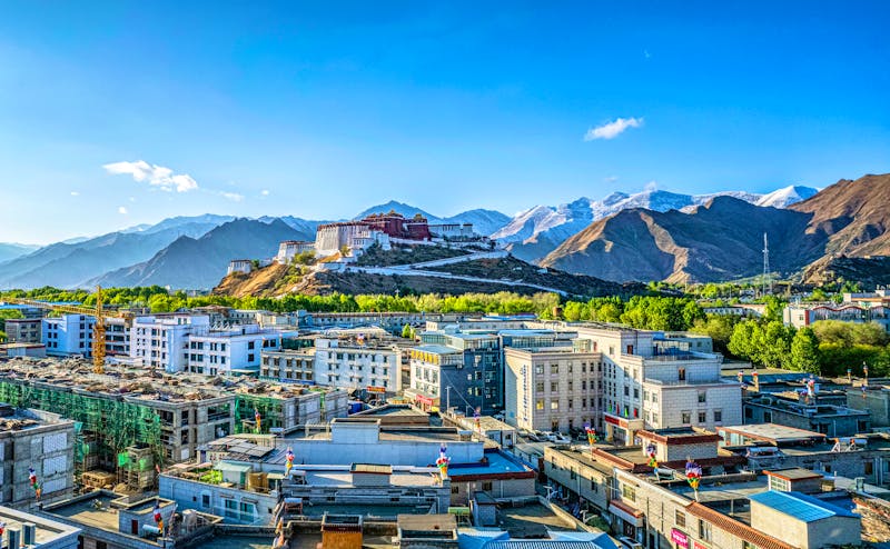 Lhasa mit dem Potala Palast in Tibet - ©Kazushi/Wirestock Creators - stock.adobe.com