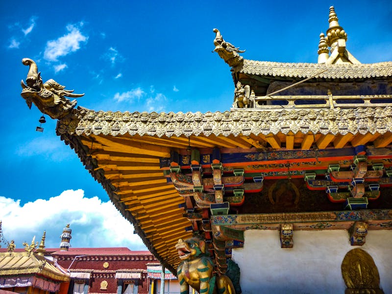 Kunstvoll gestaltetes Dach im Jokhang Tempel in Lhasa - ©Mark - stock.adobe.com