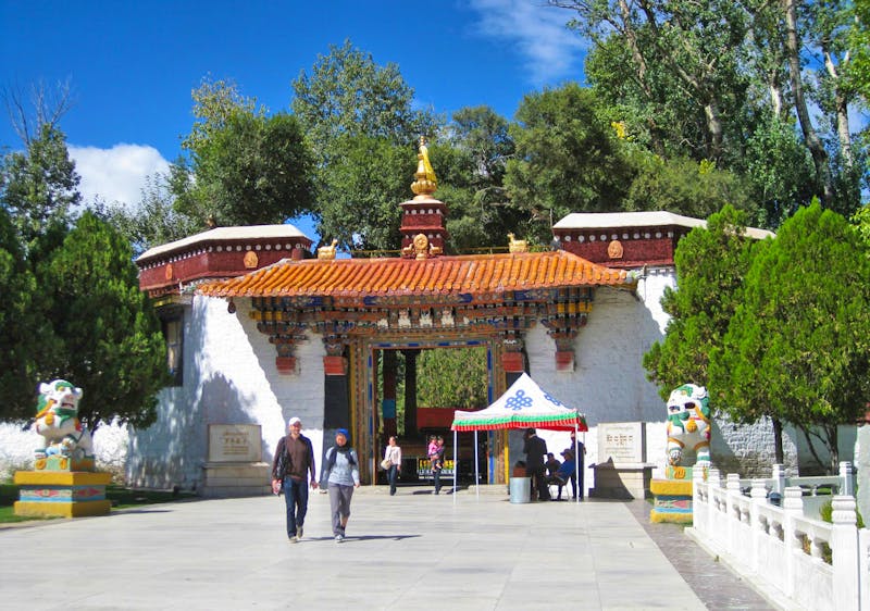 Norbulingka - Eingang zum Sommerpalast des Dalai Lama in Lhasa - © Annette Zocher - Eberhardt TRAVEL