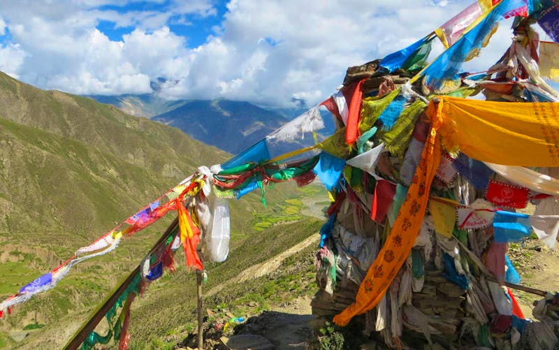 Fahrt nach Gyantse - Gebetsfahnen in Tibet - ©Annette Weise - Eberhardt TRAVEL