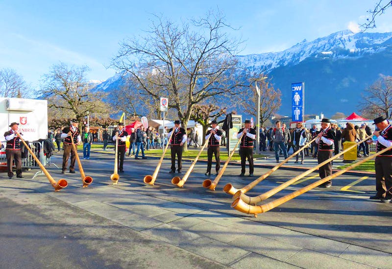 Alphornbläser am Neujahrstag in Interlaken - ©Annette Weise - Eberhardt TRAVEL