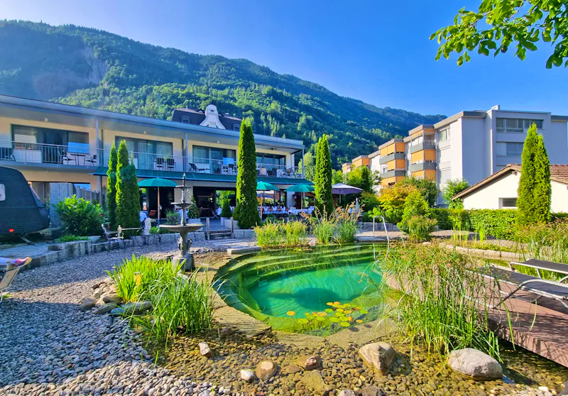 Carlton Europe Vintage Erwachsenenhotel in Interlaken - Hotelgarten mit Naturpool - &copy;Katrin Deutschbein - Eberhardt TRAVEL
