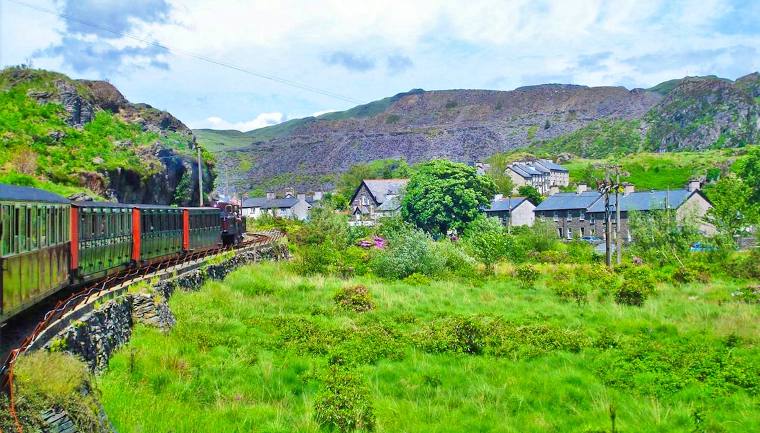 Einfahrt nach Blaneau Ffestiniog mit dem Zug – © Claudia Bernhard - Eberhardt TRAVEL