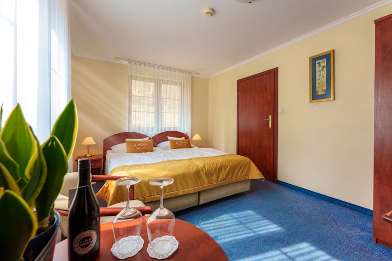 Zimmerbeispiel Doppelzimmer Standard im Le Mont Medical & SPA – ©Le Mont Medical & SPA