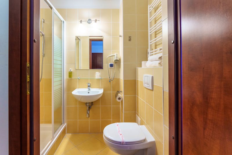 Badezimmerbeispiel im Le Mont Medical & SPA – ©Le Mont Medical & SPA