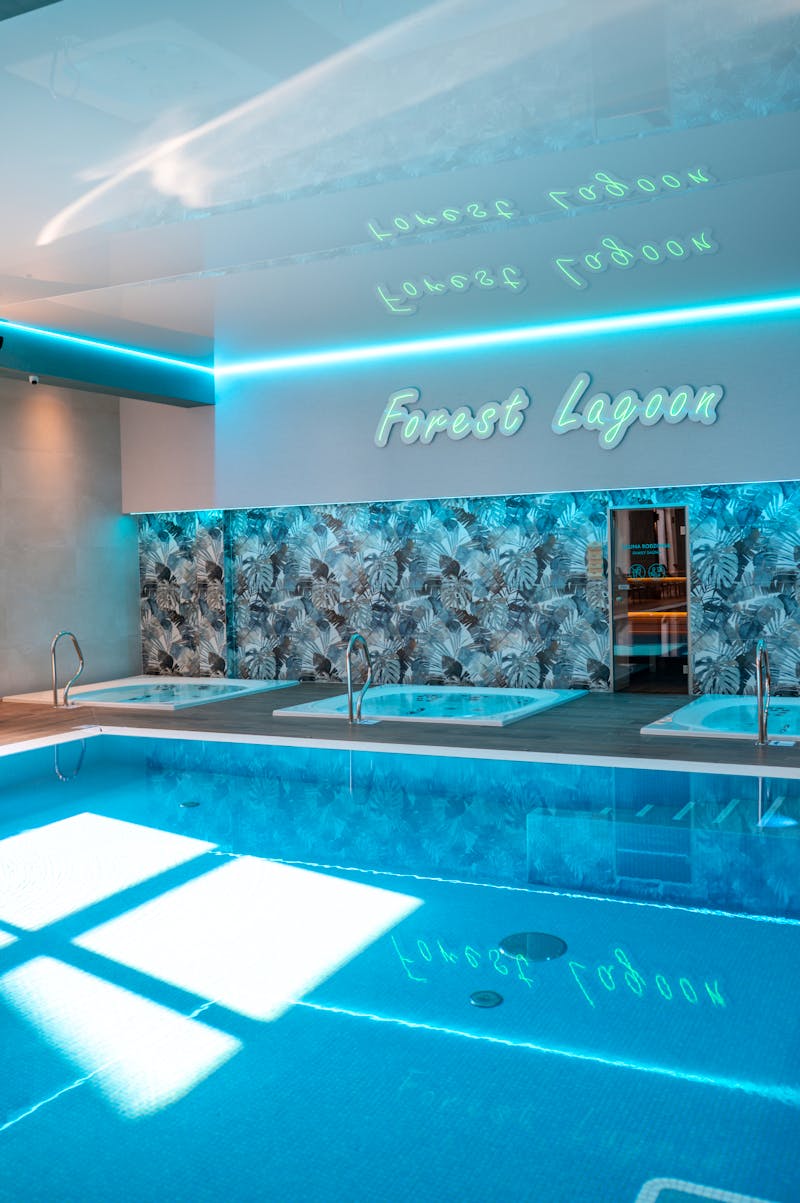 Schwimmbad im Forest Park Resort & Spa – ©AMANITA STUDIO KREATYWNE