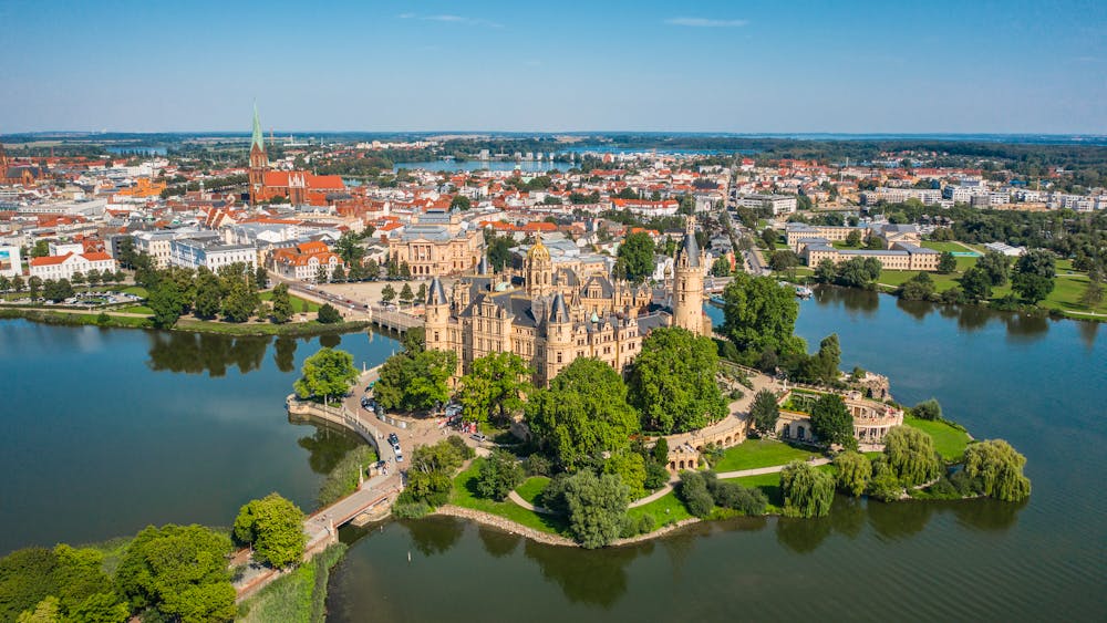 Schwerin - Blick auf das Schweriner Schloss, Burgsee und die Altstadt &ndash; &copy; a_medvedkov - Adobe Stock