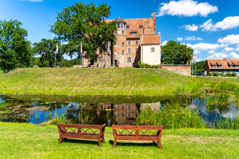 Blick auf Schloss Ulrichshusen bei Schwinkendorf in der Mecklenburger Seenplatte - ©Juergen - stock.adobe.com