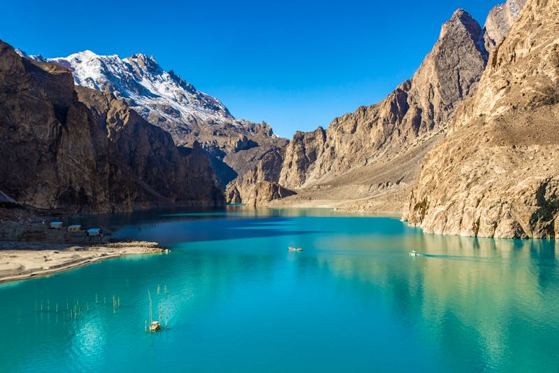 Attabad-See (wolkenlos) am Gebirge Karakorum, Gilgit (Hunza-Tal) in Pakistan - ©Pises Tungittipokai - stock.adobe.com