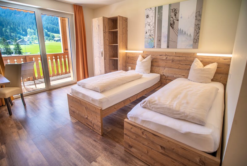 Zimmerbeispiel Standardzimmer im Cooee alpin Hotel Dachstein - © COOEE alpin Hotels