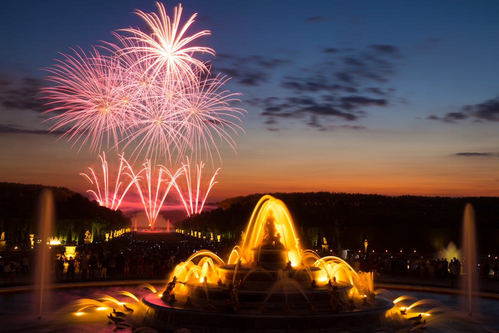 Nächtliche Feuerwerksshow beim Schloss Versailles &ndash; &copy; maren - stock.adobe.com