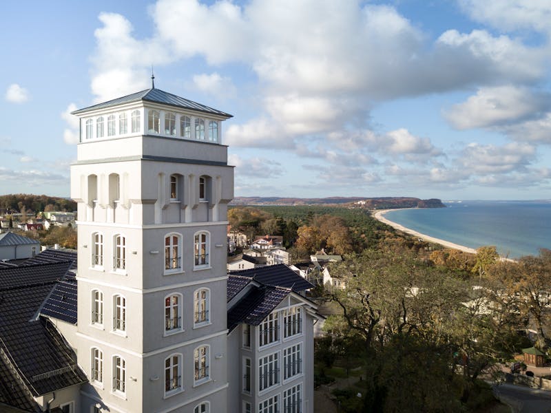 Vju Hotel Außenansicht - Luftbild Turm Herbst – ©Vju Hotel Rügen